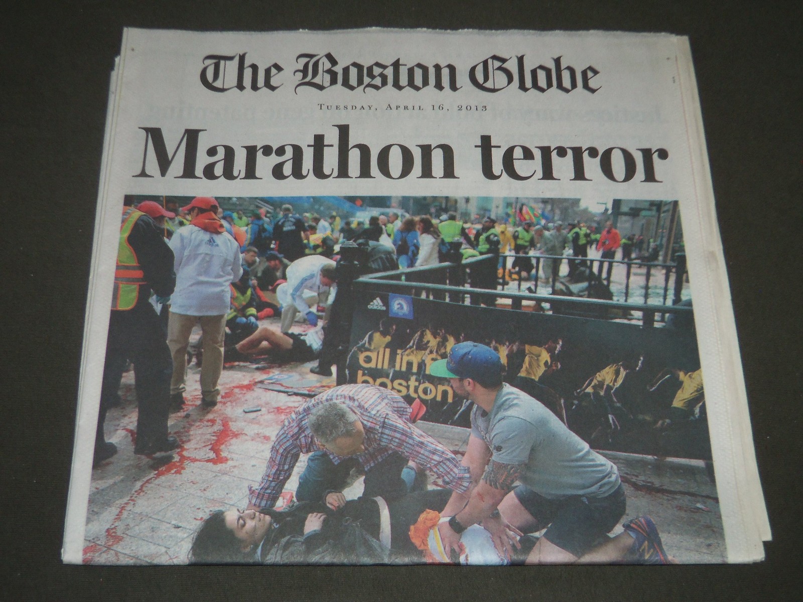 2013 APRIL 16 THE BOSTON GLOBE NEWSPAPER - BOSTON MARATHON TERROR - NP 2555 2013 APRIL 16 THE BOSTON GLOBE NEWSPAPER - BOSTON MARATHON TERROR - NP 2555