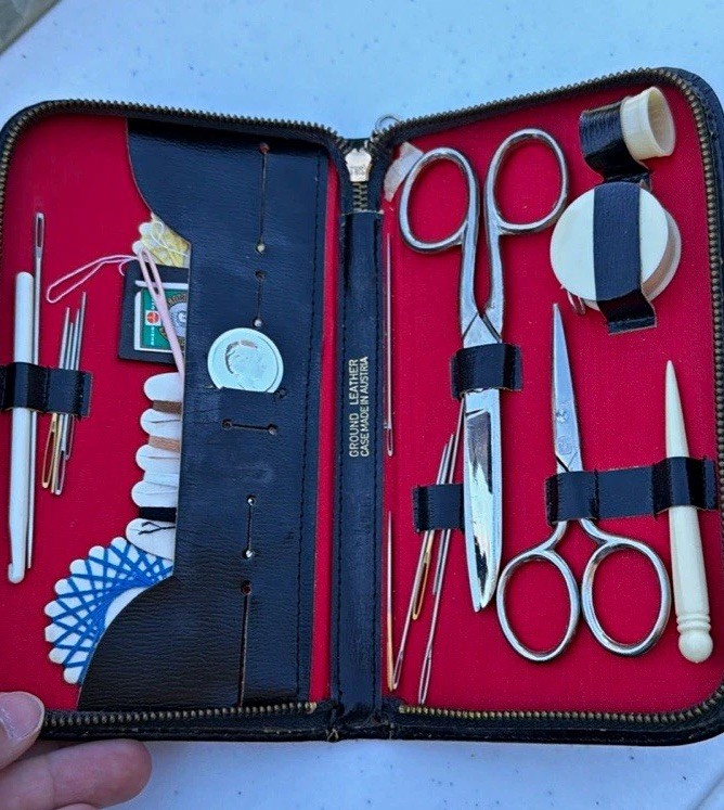 VTG Zippered Travel Sewing Kit Case w/ Scissors, Needles & Tapestry Yarn Needles VTG Zippered Travel Sewing Kit Case w/ Scissors, Needles & Tapestry Yarn Needles