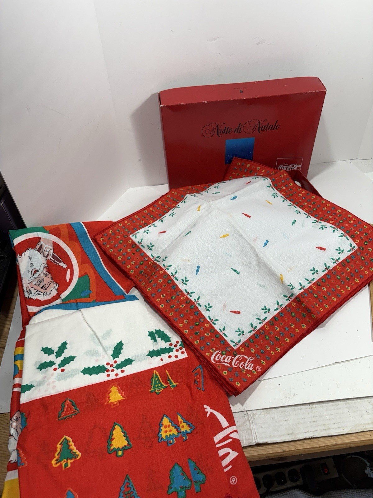 VINTAGE COCA COLA Notte Di Nattale Large Table Cloth & 12 Cloth NAPKINS 80’s NEW VINTAGE COCA COLA Notte Di Nattale Large Table Cloth & 12 Cloth NAPKINS 80’s NEW