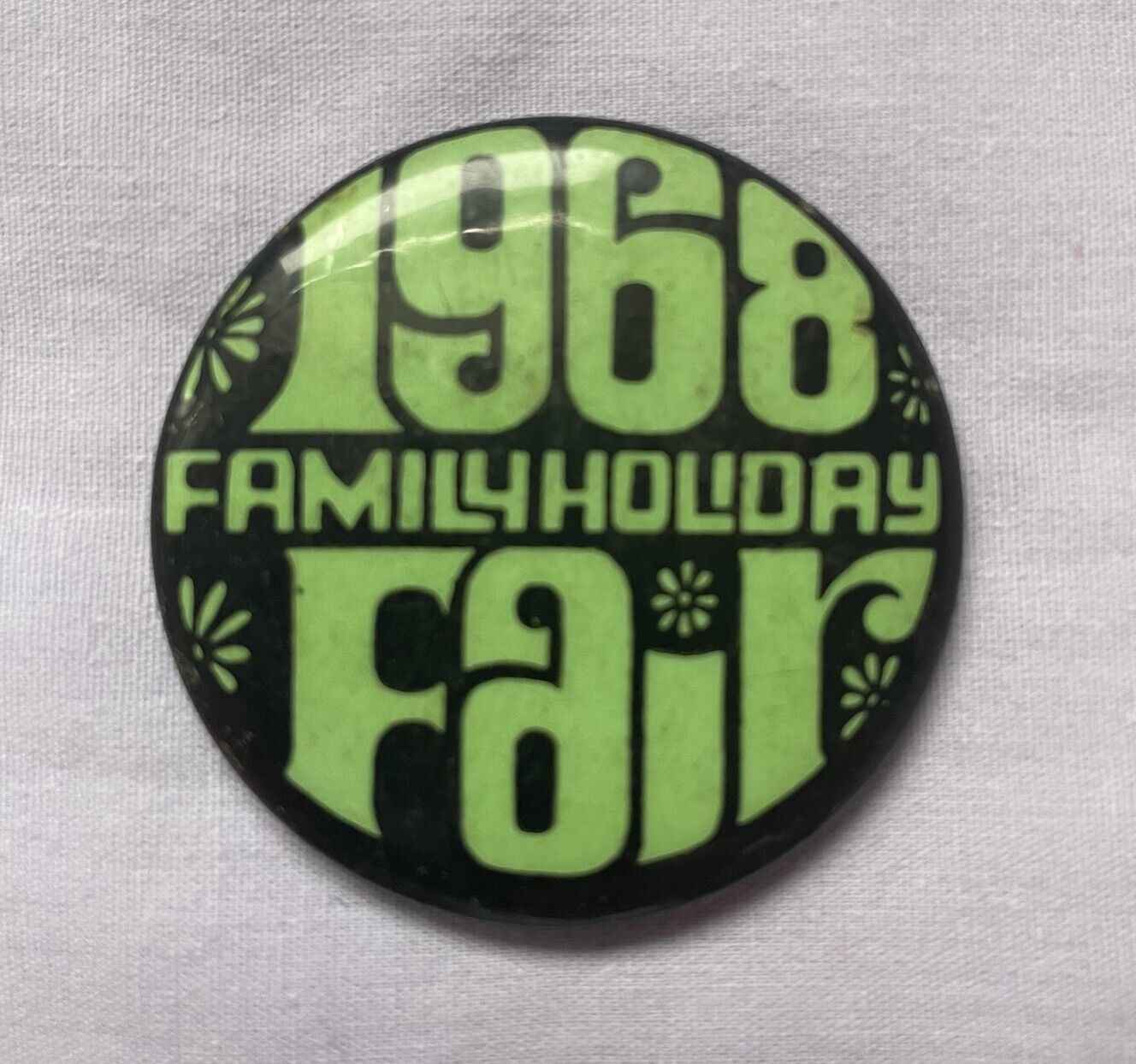 1968 FAMILY HOLIDAY FAIR VINTAGE PINBACK BUTTON - GROOVY HIPPY 60\'s