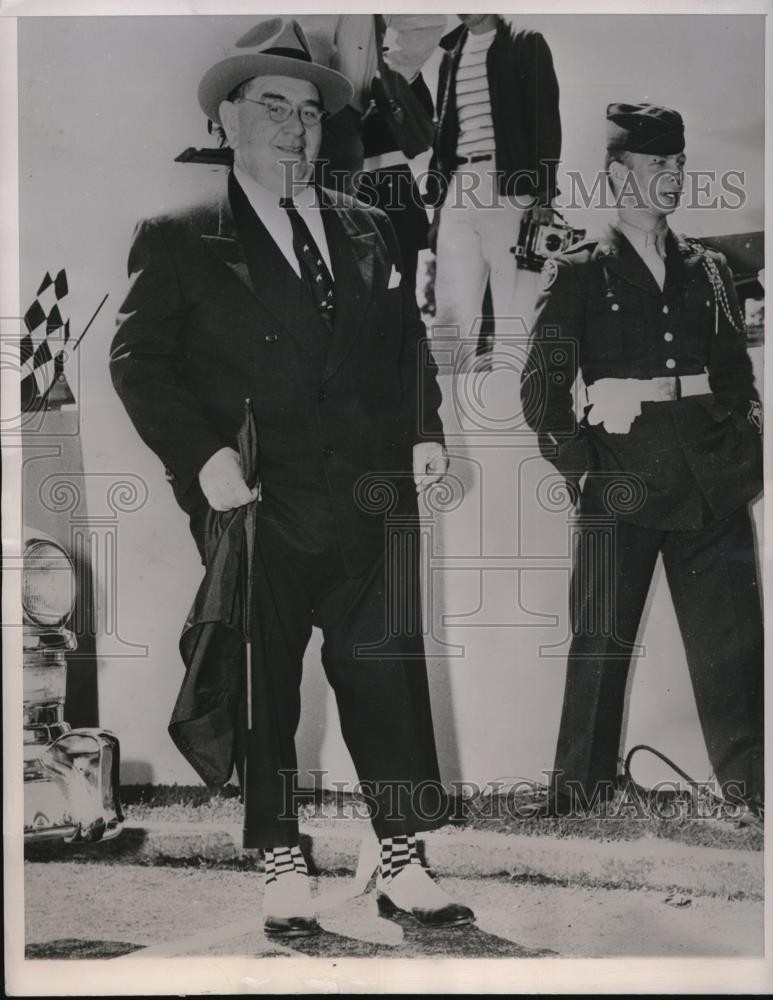 1951 Press Photo Starter Seth Klein at Indianapolis Memorial Day 500 race 1951 Press Photo Starter Seth Klein at Indianapolis Memorial Day 500 race