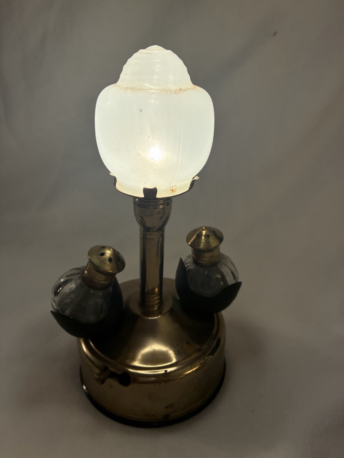 VTG RARE Salt & Pepper Shakers On A Light Up Street Light Base Brass VTG RARE Salt & Pepper Shakers On A Light Up Street Light Base Brass