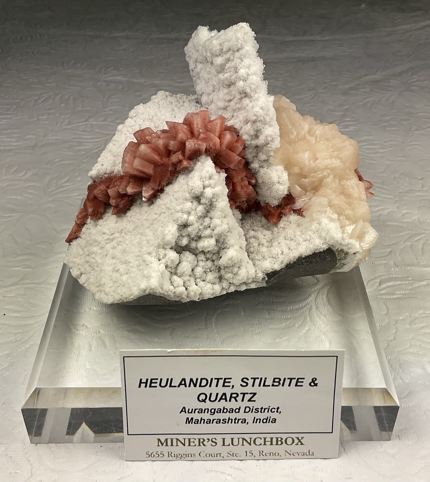 Beautiful display of Heulandite, Stilbite, Quartz - Maharashtra, India Beautiful display of Heulandite, Stilbite, Quartz - Maharashtra, India