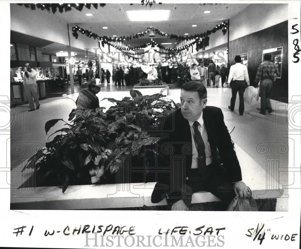 1982 Press Photo Christmas Shopping-Karl Seyler takes a break in Lakeside Mall 1982 Press Photo Christmas Shopping-Karl Seyler takes a break in Lakeside Mall