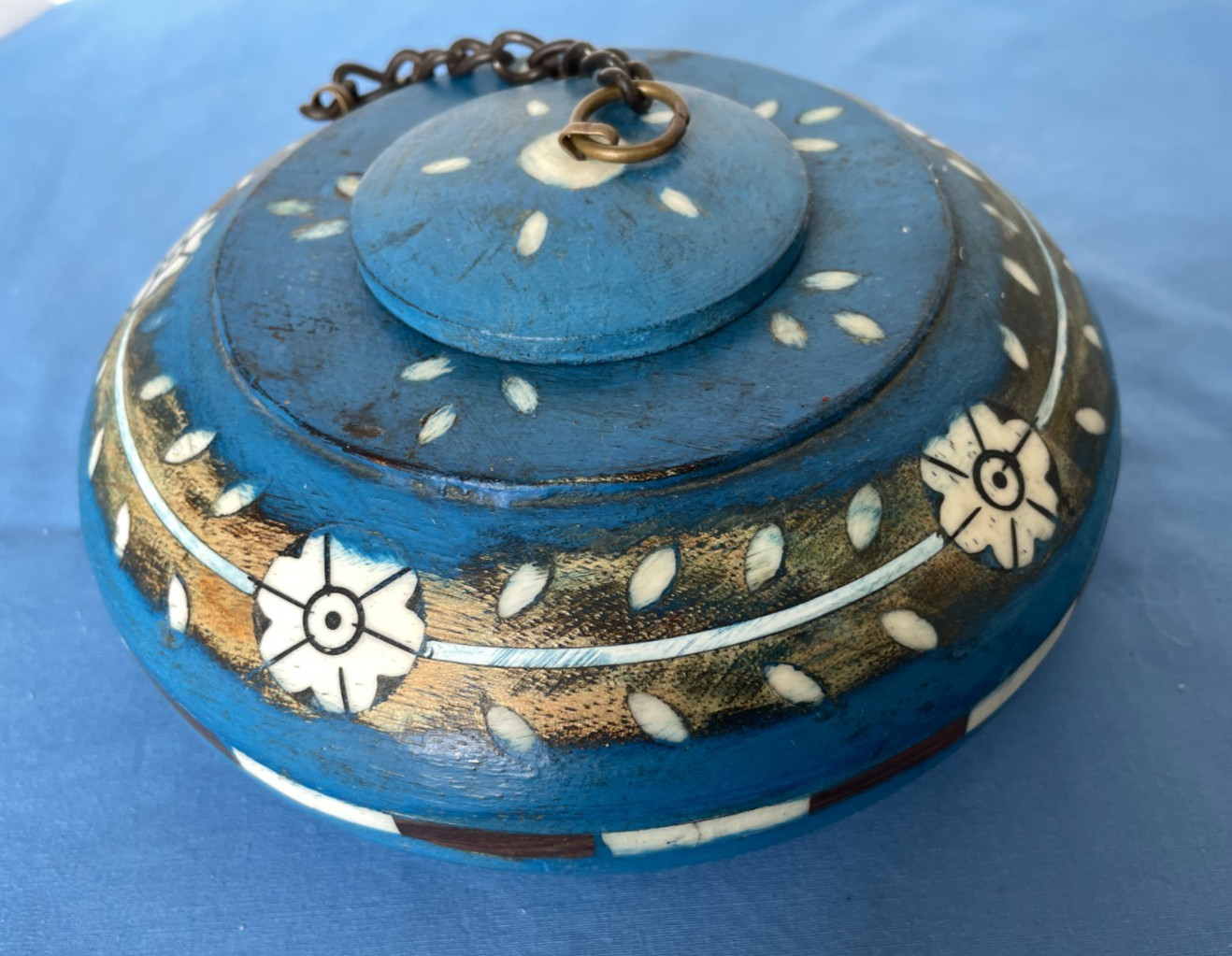 Vintage Wooden Disc Shaped Blue White Floral Handpainted Tobacco Powder Box Vintage Wooden Disc Shaped Blue White Floral Handpainted Tobacco Powder Box