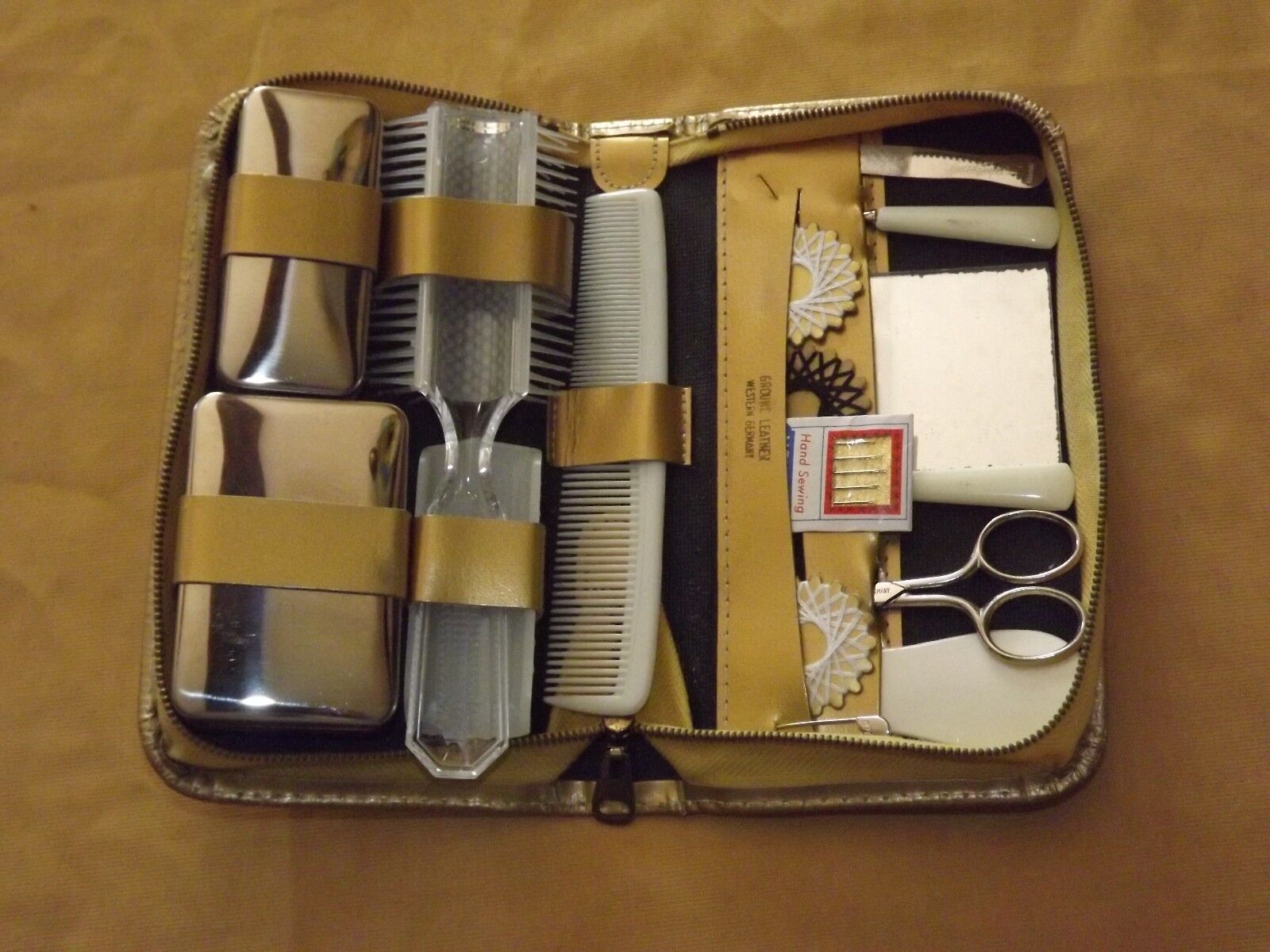 VINTAGE GROUND LEATHER WESTERN GERMANY MANICURE SEWING COMB + TRAVEL KIT UNUSED