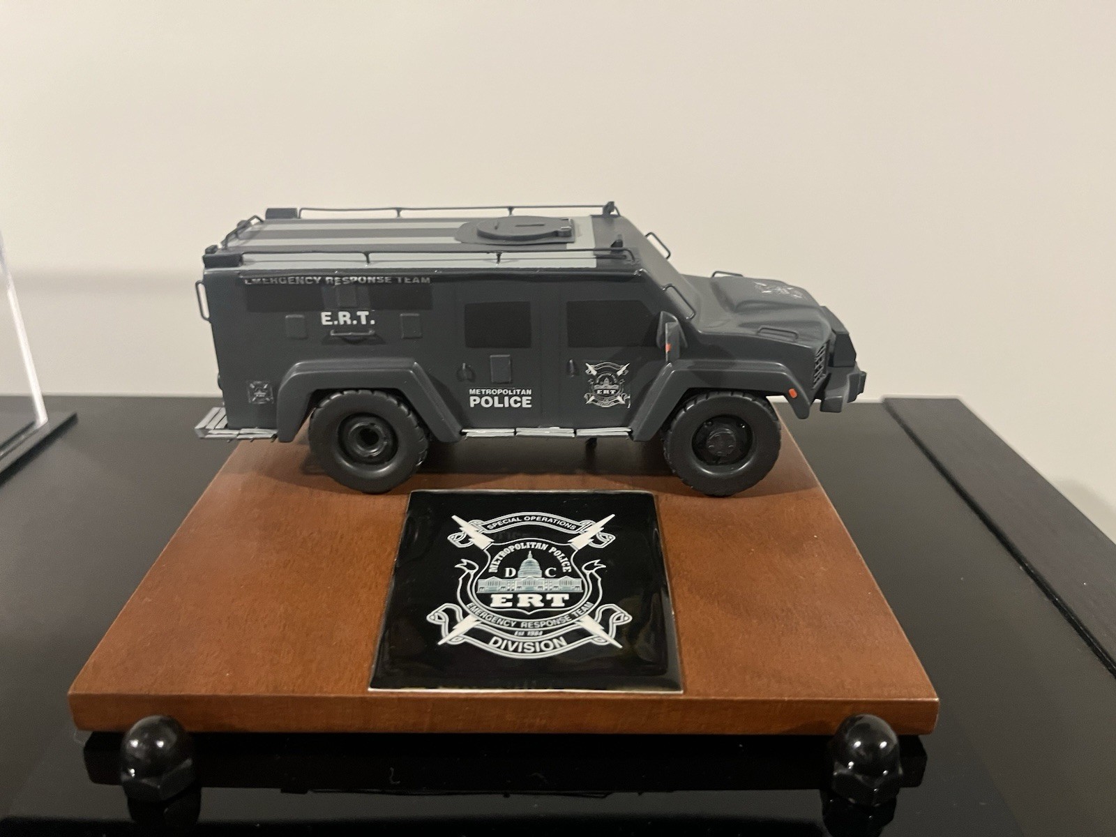 Lenco BearCat G2 DC Metropolitan Police Emergency Response Team 1:35 Wood Model 