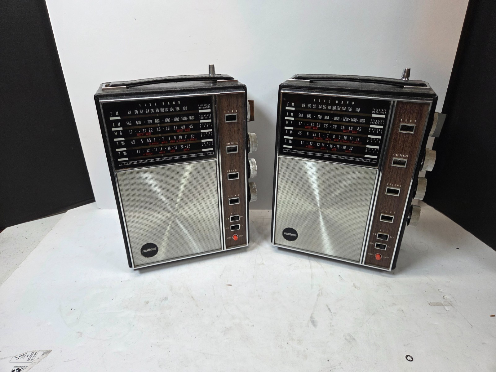 Lot of 2 Vintage Realtone 2540 multiband Transistor portable radios Working Lot of 2 Vintage Realtone 2540 multiband Transistor portable radios Working