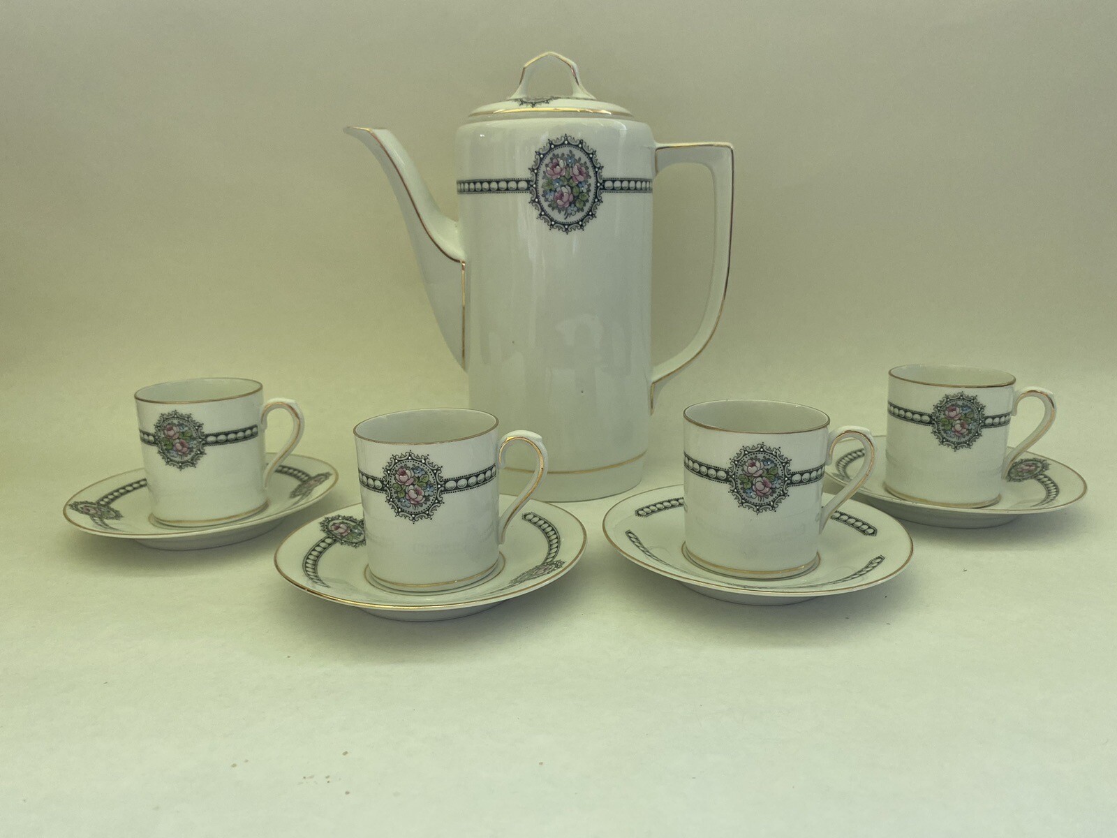 Beautiful Antique Z. S & C Bavaria Coffee Pot With 4 Cups And Saucers Beautiful Antique Z. S & C Bavaria Coffee Pot With 4 Cups And Saucers