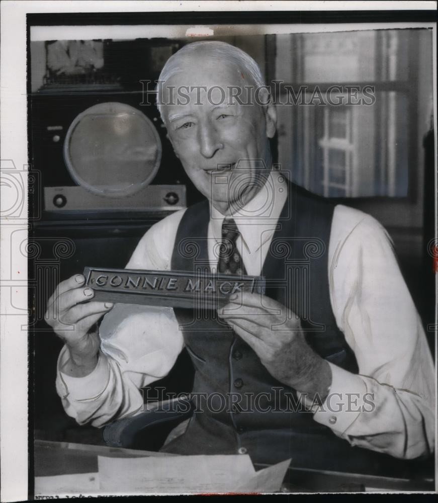 1954 Press Photo Baseball's old timer Connie Mack at his office - nes38241 1954 Press Photo Baseball's old timer Connie Mack at his office - nes38241
