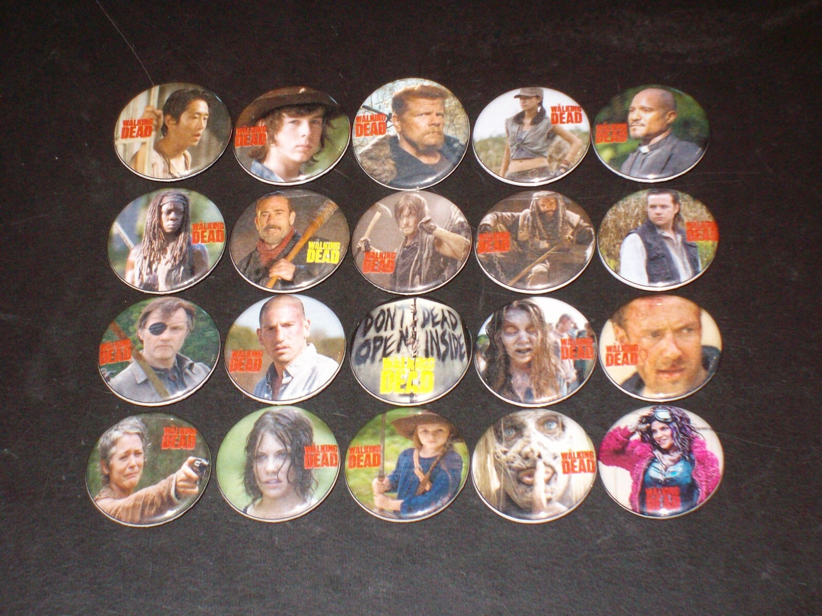 The Walking Dead Buttons / Pins Set Of 20 The Walking Dead Buttons / Pins Set Of 20