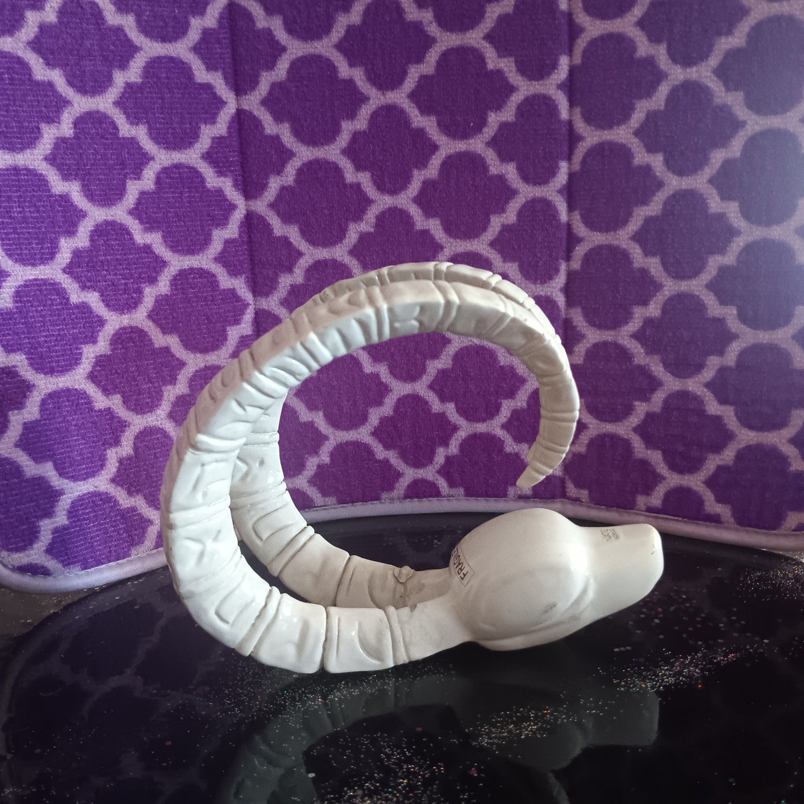 NATE BERKUS VINTAGE ARIES RAM HEAD RESIN ART SCULPTURE...5 X 6.5 X 4 INCHES NATE BERKUS VINTAGE ARIES RAM HEAD RESIN ART SCULPTURE...5 X 6.5 X 4 INCHES