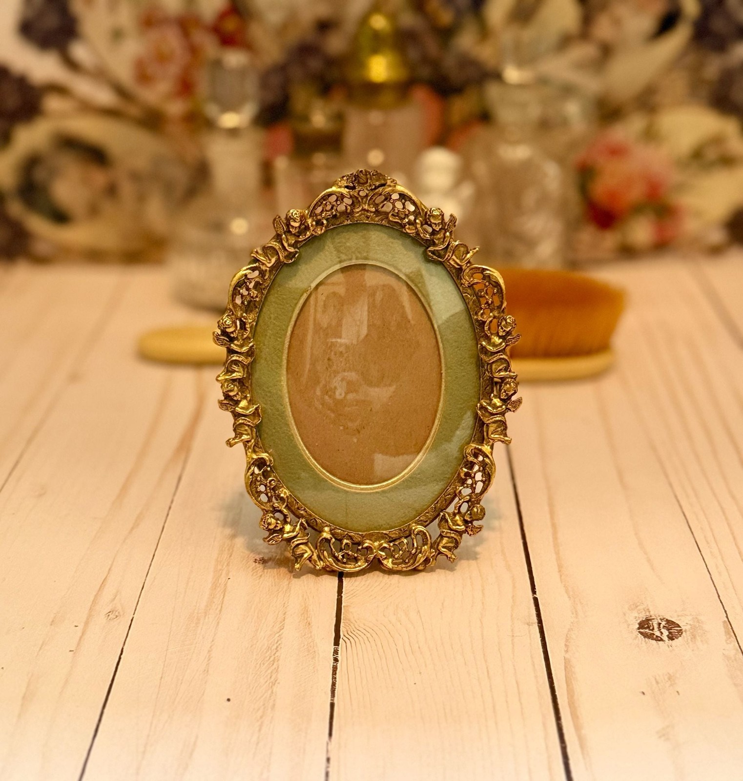 Matson Vintage Ornate Brass Oval Photo Frame Matson Vintage Ornate Brass Oval Photo Frame