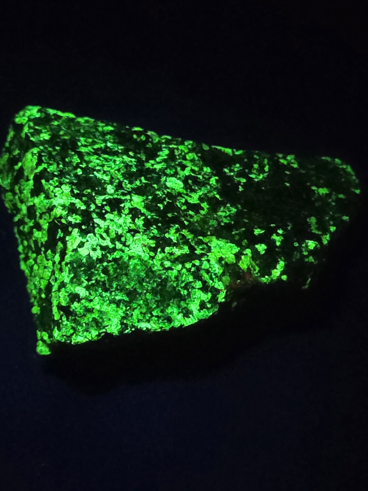 Phosphorescent Willemite Bright Green Glow 8.70 Oz Phosphorescent Willemite Bright Green Glow 8.70 Oz