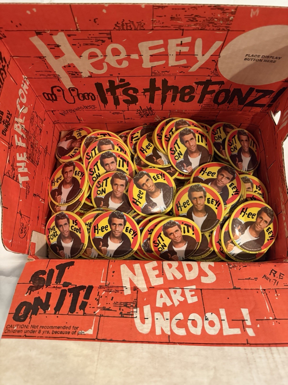 Vintage 1976 Happy Days The Fonz Fonzie 100 Buttons, In Display Box π₯π₯ Vintage 1976 Happy Days The Fonz Fonzie 100 Buttons, In Display Box π₯π₯