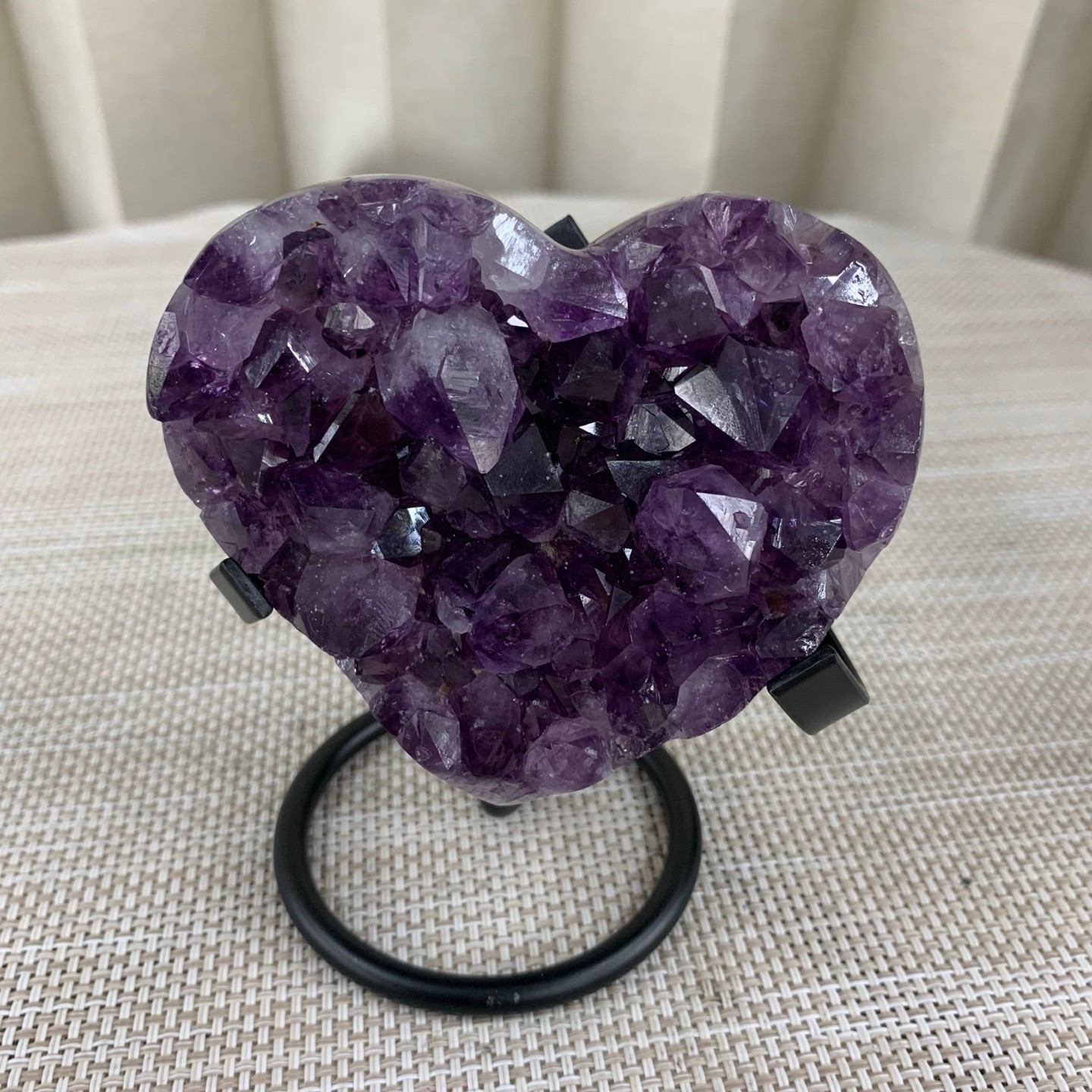 390G Natural Brazilian amethyst hand cut heart-shaped decoratio 390G Natural Brazilian amethyst hand cut heart-shaped decoratio