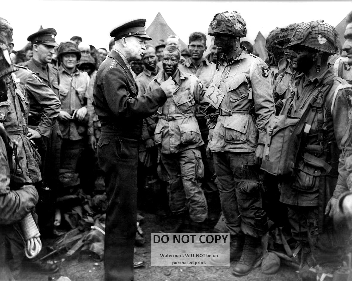GENERAL DWIGHT D. EISENHOWER w/ PARATROOPERS BEFORE D-DAY - 8X10 PHOTO (ZZ-002)