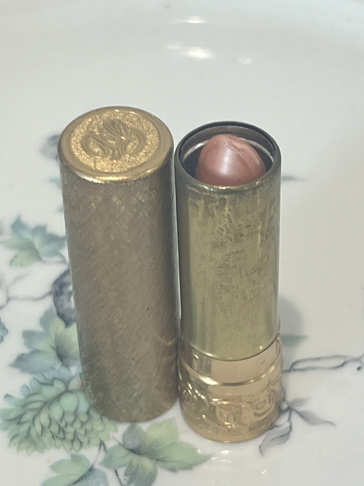VINTAGE COLLECTIBLE DOROTHY GRAY CREAMY LIPSTICK GOLD METAL TUBE RUSSET ROSE VINTAGE COLLECTIBLE DOROTHY GRAY CREAMY LIPSTICK GOLD METAL TUBE RUSSET ROSE
