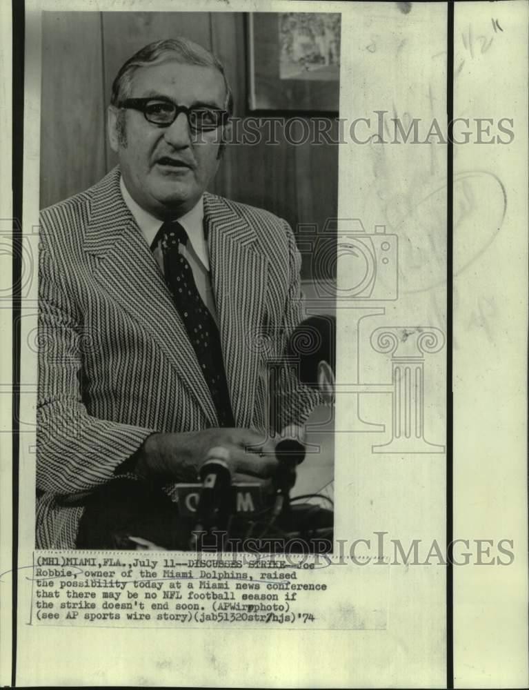 1974 Press Photo Miami Dolphins football team owner Joe Robbie - nos29363 1974 Press Photo Miami Dolphins football team owner Joe Robbie - nos29363