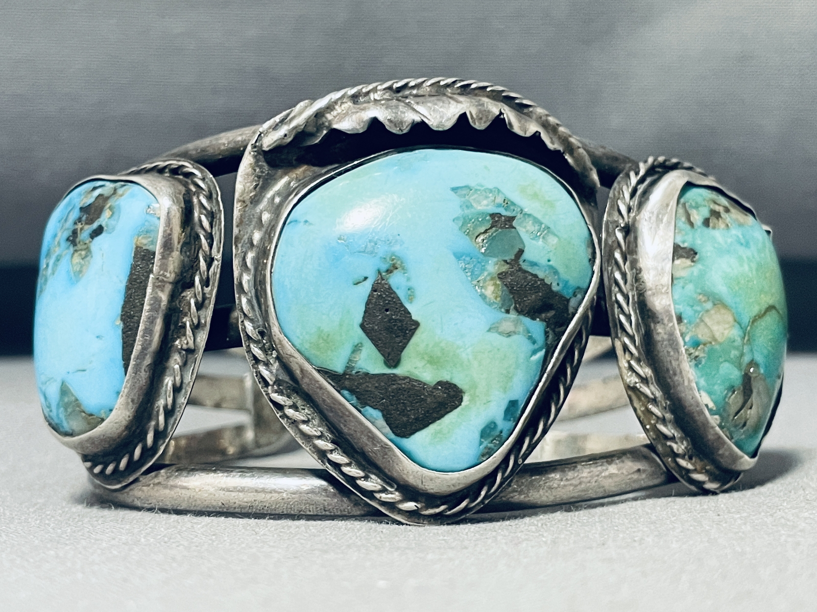 OUTSTANDING VINTAGE NAVAJO PILOT MOUNTAIN TURQUOISE STERLING SILVER BRACELET