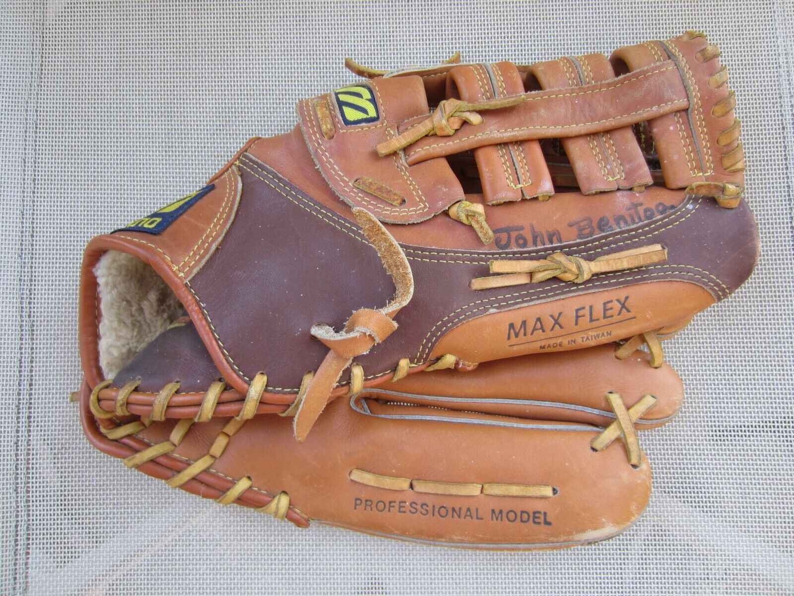 Mizuno Max Flex MT 580 Professional Model Baseball, Glove Right Hand Throw Adult