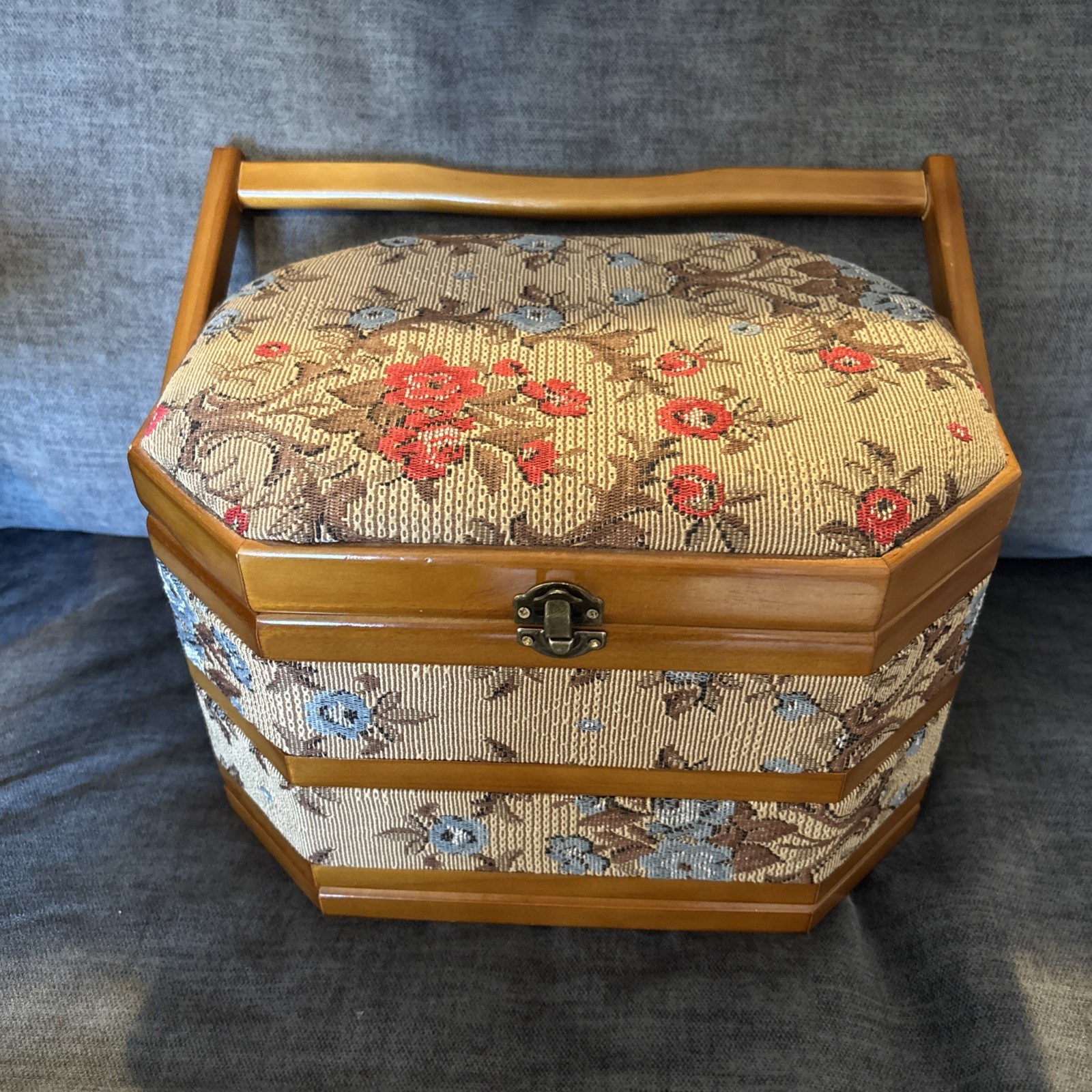 VTG Tapestry and Wood Sewing Box With Velvet Lined Wood Tray 9x6x6” SUPER CLEAN VTG Tapestry and Wood Sewing Box With Velvet Lined Wood Tray 9x6x6” SUPER CLEAN