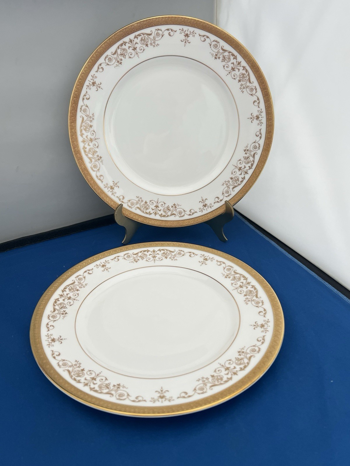 2 Rare Bone China 9” Royal Doulton Belmont Luncheon Plates H 4991 White / Gold 2 Rare Bone China 9” Royal Doulton Belmont Luncheon Plates H 4991 White / Gold