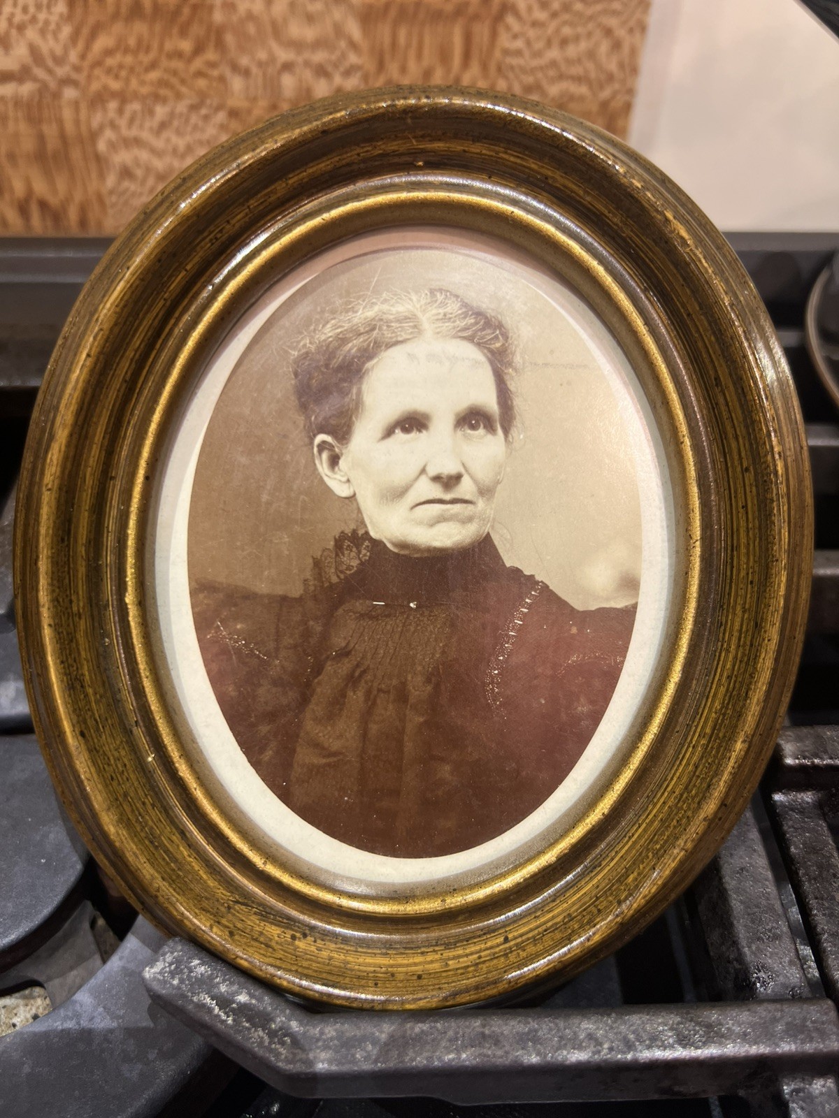 Antique Victorian Oval Walnut Frame Photo/Portrait of a Woman in Black Clothing Antique Victorian Oval Walnut Frame Photo/Portrait of a Woman in Black Clothing
