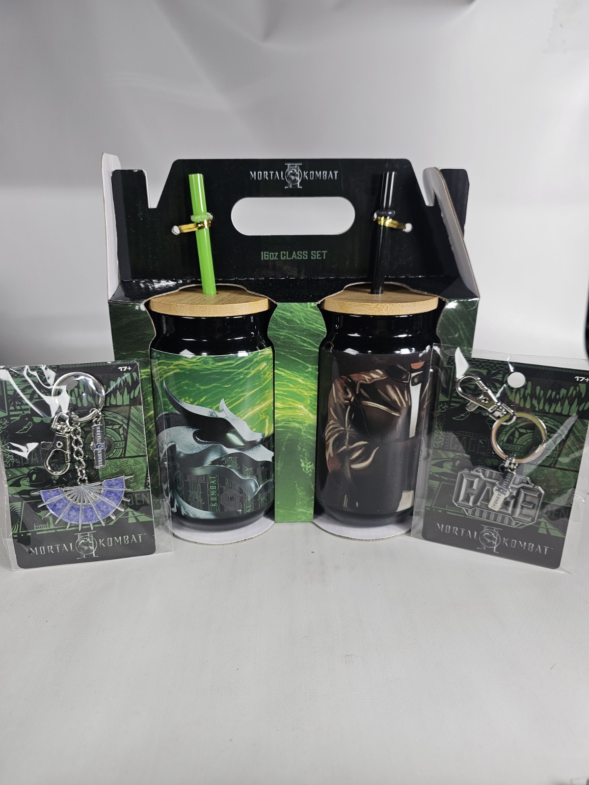 MORTAL KOMBAT 2-16oz glass drink set + 2 Keychains CAGE And Kitana steel Fan. MORTAL KOMBAT 2-16oz glass drink set + 2 Keychains CAGE And Kitana steel Fan.