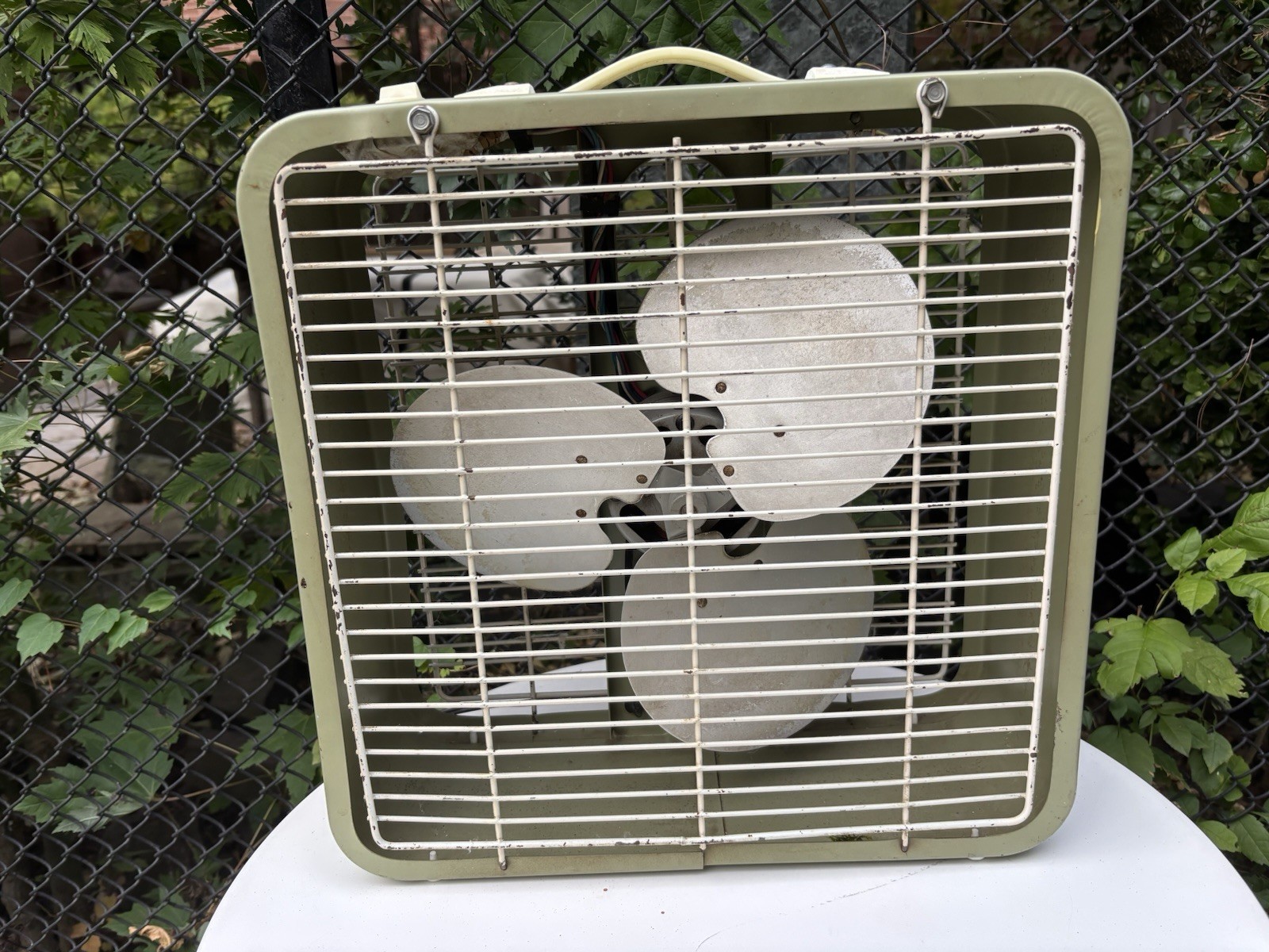 Vintage Manning Bowman Electric Box Fan Metal Blade Green Steel 3 Speed Vintage Manning Bowman Electric Box Fan Metal Blade Green Steel 3 Speed