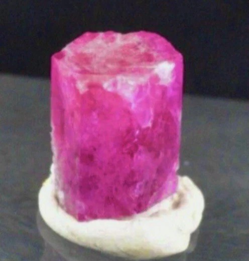 PRIZED STRIKING FLASHY RED BERYL BIXBITE CRYSTAL BOLD CLUSTER EMERALD GEMSTONE