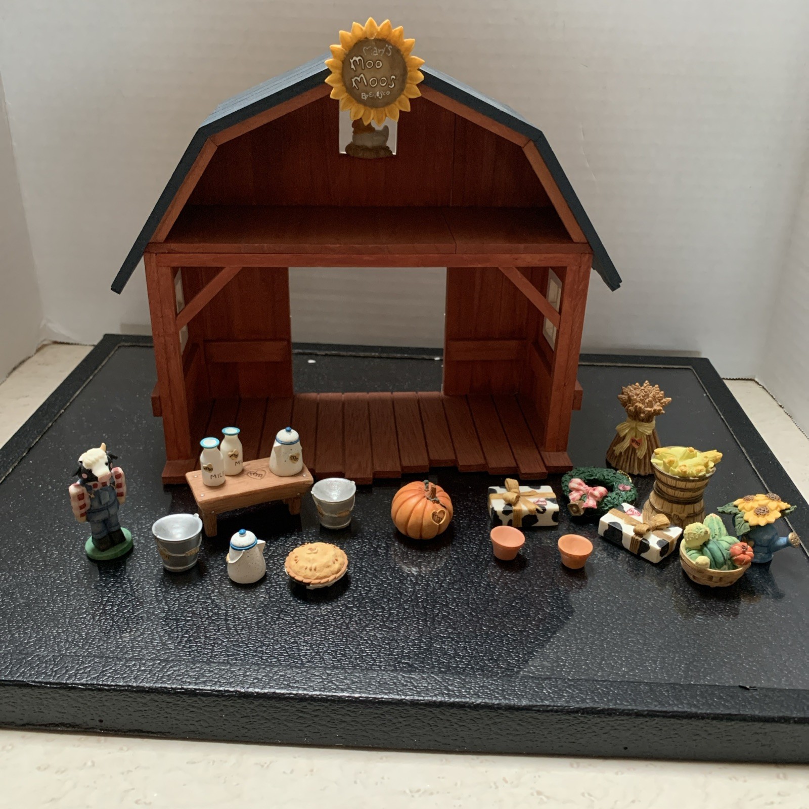 1995 Enesco Mary Moo Moos - Rare - Barn Display Plus 20 Accessories 1995 Enesco Mary Moo Moos - Rare - Barn Display Plus 20 Accessories