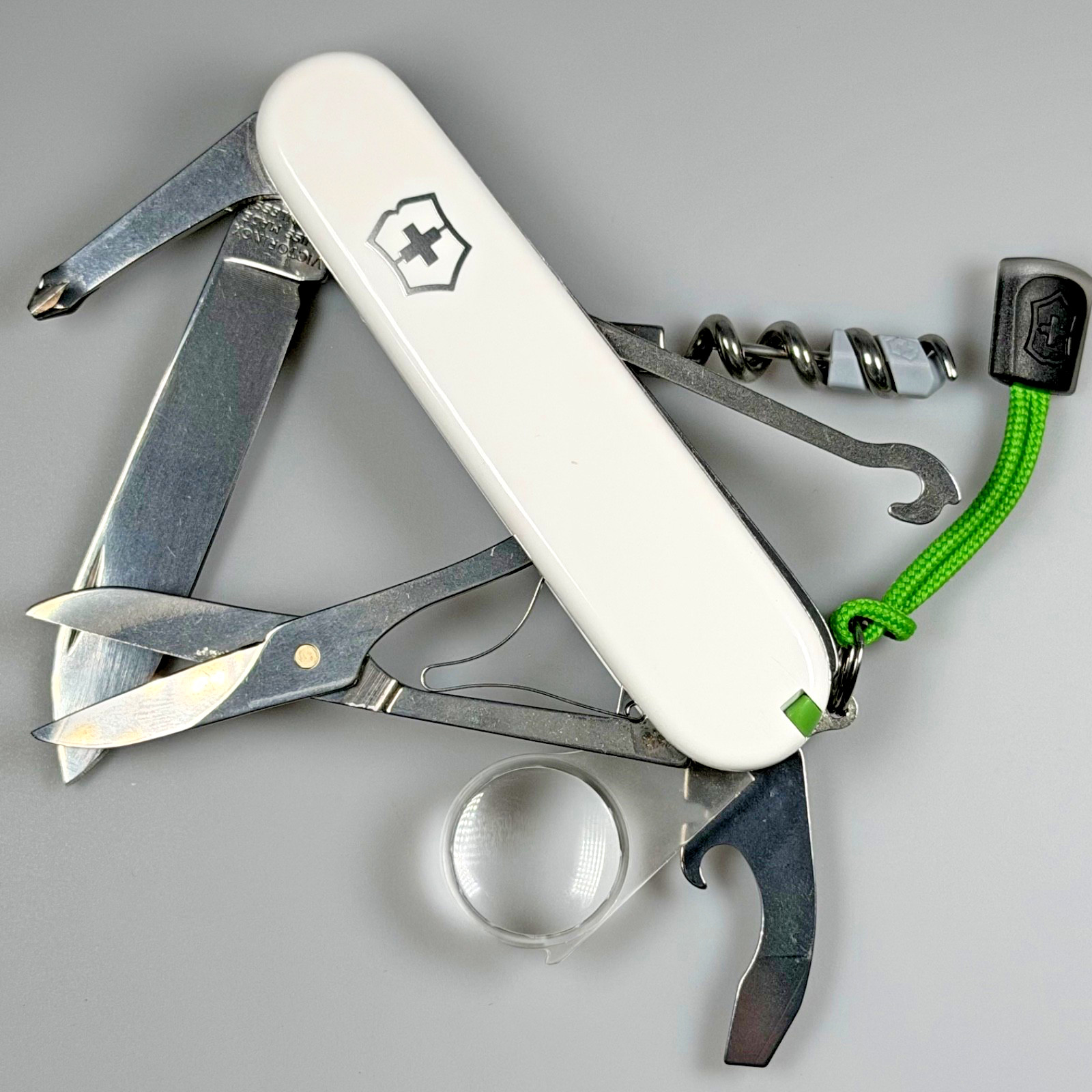 RedEdge Modified Victorinox Yeoman – White Plus Scales / Bright Green Liner RedEdge Modified Victorinox Yeoman – White Plus Scales / Bright Green Liner