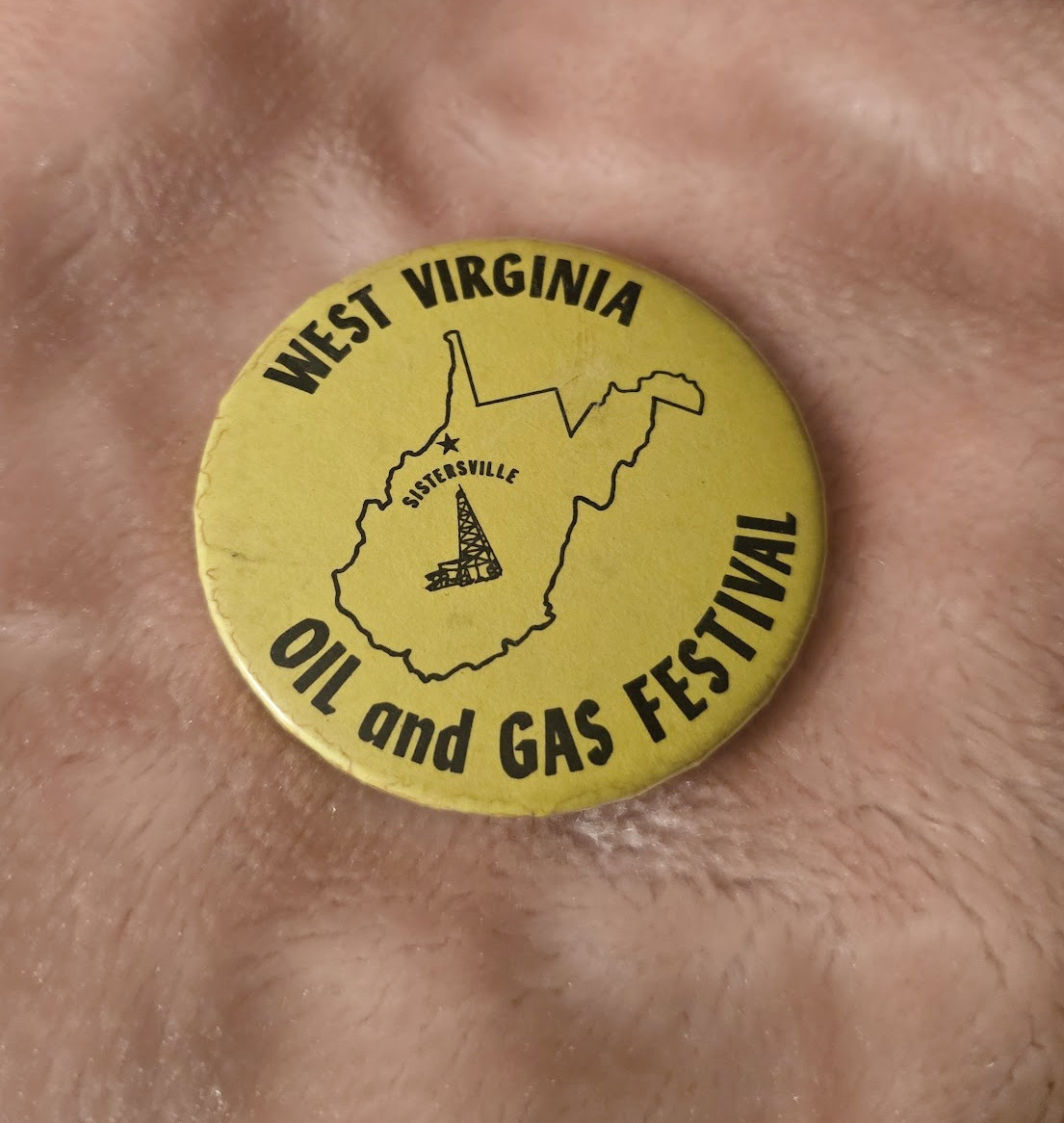 VINTAGE WEST VIRGINIA OIL & GAS FESTIVAL SISTERSVILLE, W. VIRGINIA PIN BADGE VINTAGE WEST VIRGINIA OIL & GAS FESTIVAL SISTERSVILLE, W. VIRGINIA PIN BADGE