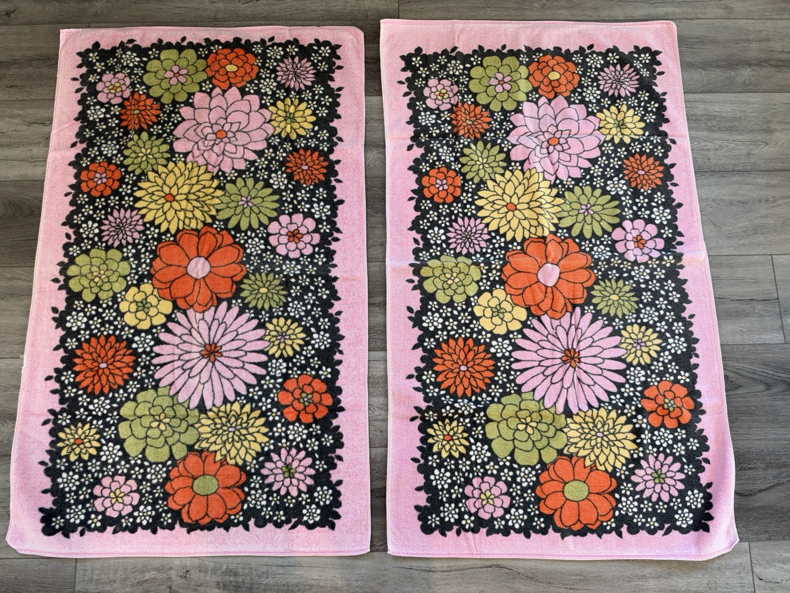 Vintage 1970’s Fieldcrest “Bright Nights” Set of(2) Bath Towels Velour / Cotton Vintage 1970’s Fieldcrest “Bright Nights” Set of(2) Bath Towels Velour / Cotton
