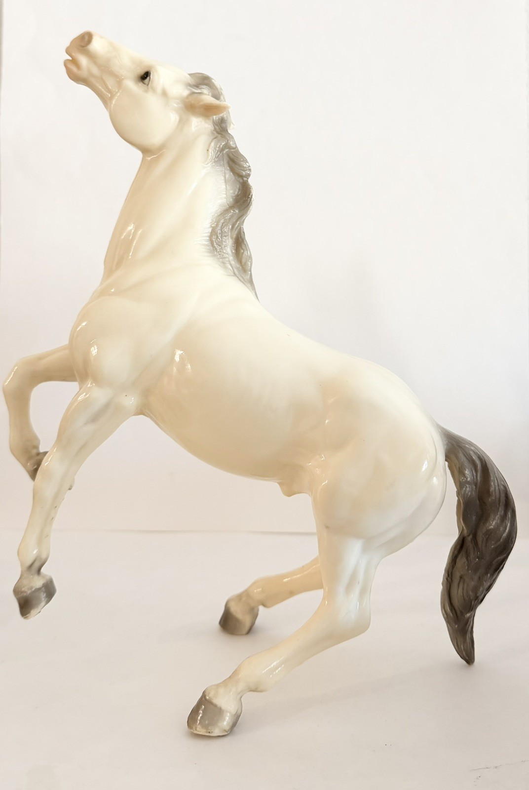 Breyer Semi Rearing Mustang Glossy Alabaster Albino aka Diablo SRM 85 vintage