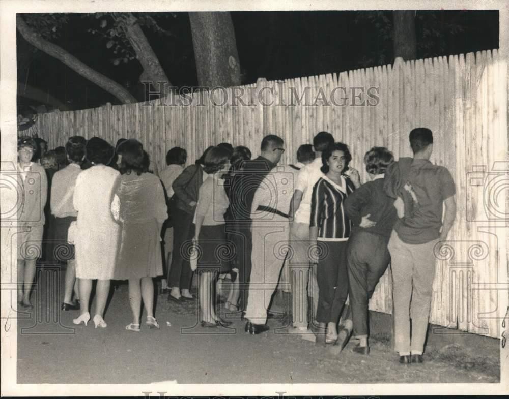 1964 Press Photo Crowd peeks at Boston Arts Festival Concert in Public Gardens 1964 Press Photo Crowd peeks at Boston Arts Festival Concert in Public Gardens