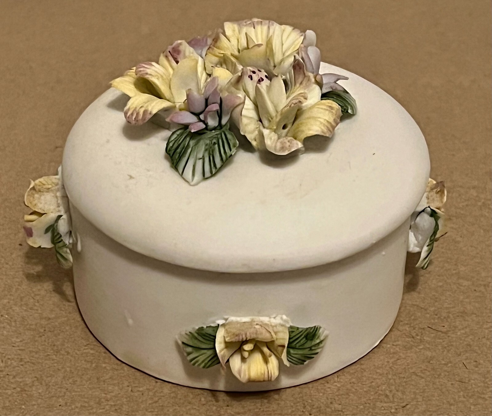 CERAMIC 3.5\'\' X 1.5\'\' round ceramic trinket box with Light pink & yellow flowers