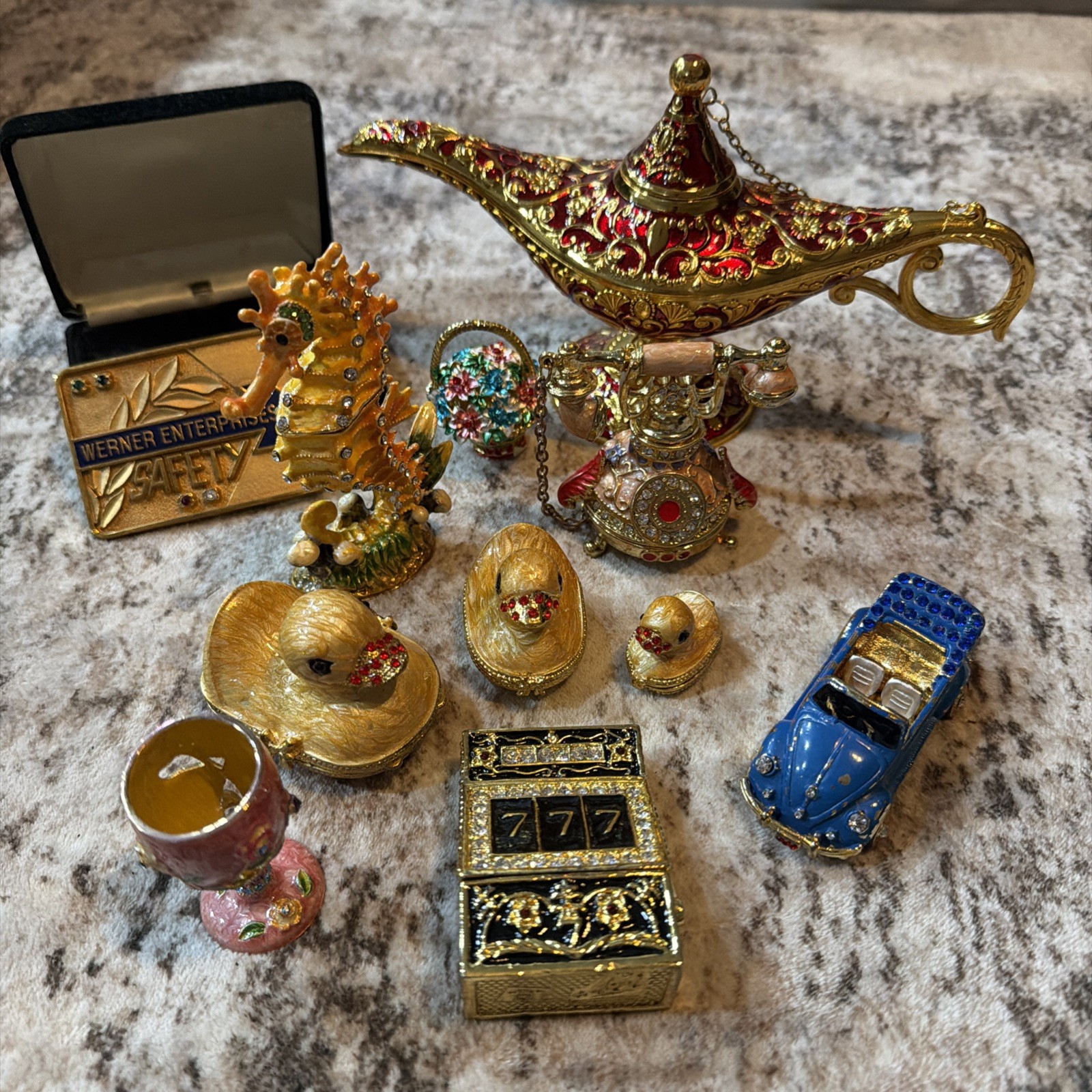 Vintage-style gold jewelry trinket pill box Vintage-style gold jewelry trinket pill box