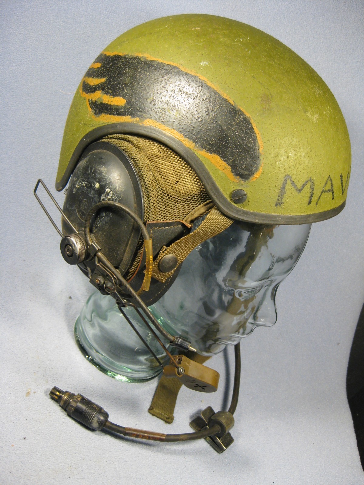 Vintage US. 1970\'s Gentex DH-132 CVC Combat Vehicle Crew Helmet painted Wings Vintage US. 1970\'s Gentex DH-132 CVC Combat Vehicle Crew Helmet painted Wings