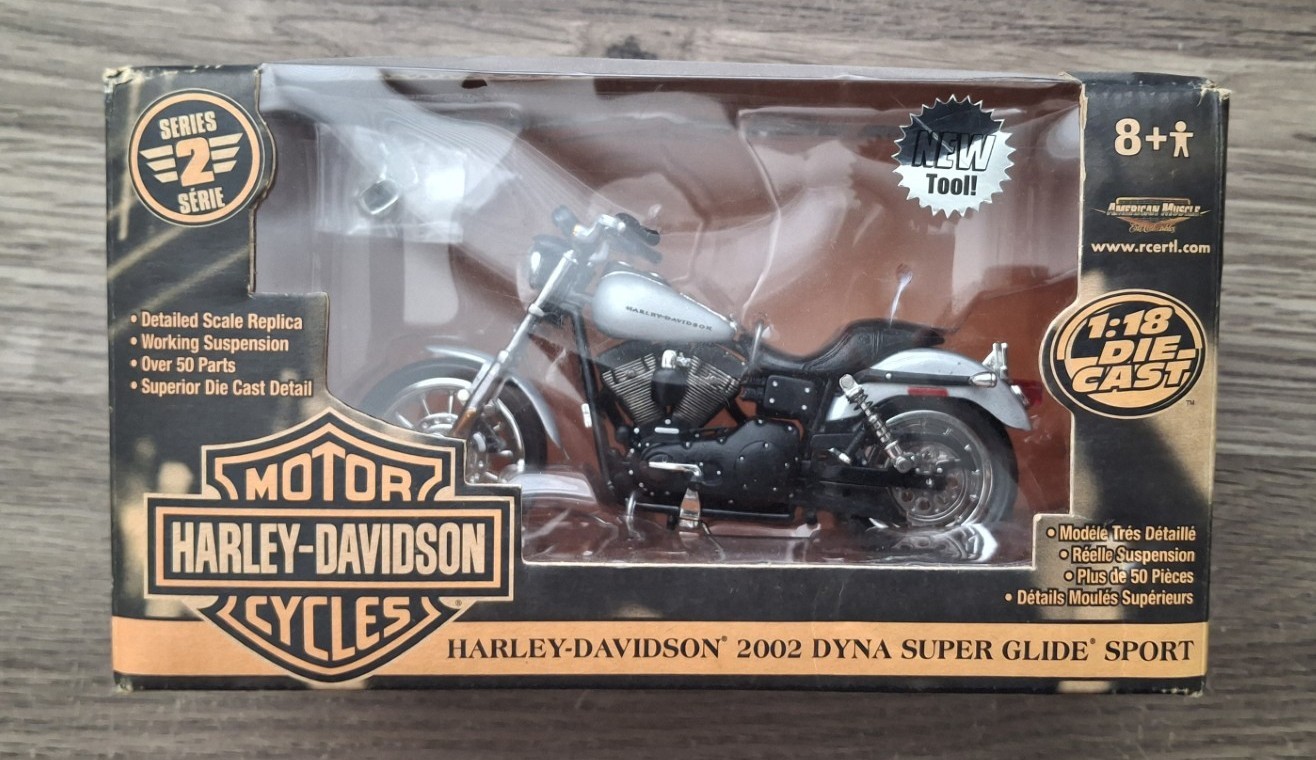 Harley - Davidson 2002 DYNA Super Glide Sport - 1:18 Die Cast Detailed Scale Harley - Davidson 2002 DYNA Super Glide Sport - 1:18 Die Cast Detailed Scale