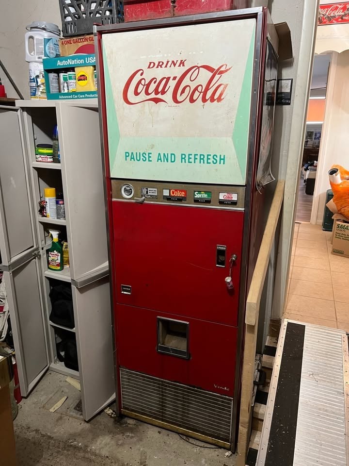 Coca-Cola Vendo VSA 144B (working) original unrestored Coca-Cola Vendo VSA 144B (working) original unrestored
