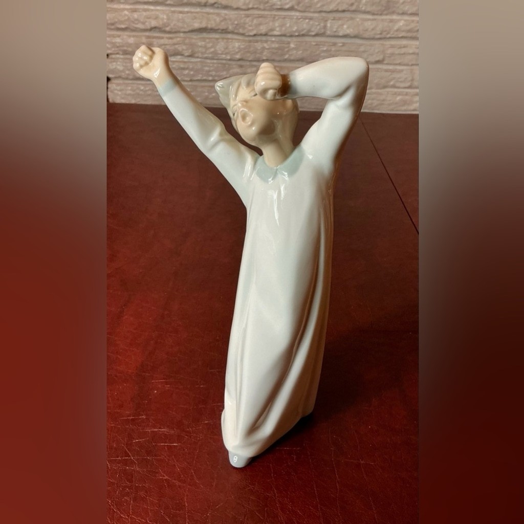 Vtge Lladro Boy Yawning Sculpture 4870-Glazed Porcelain-Collectible-Handcrafted