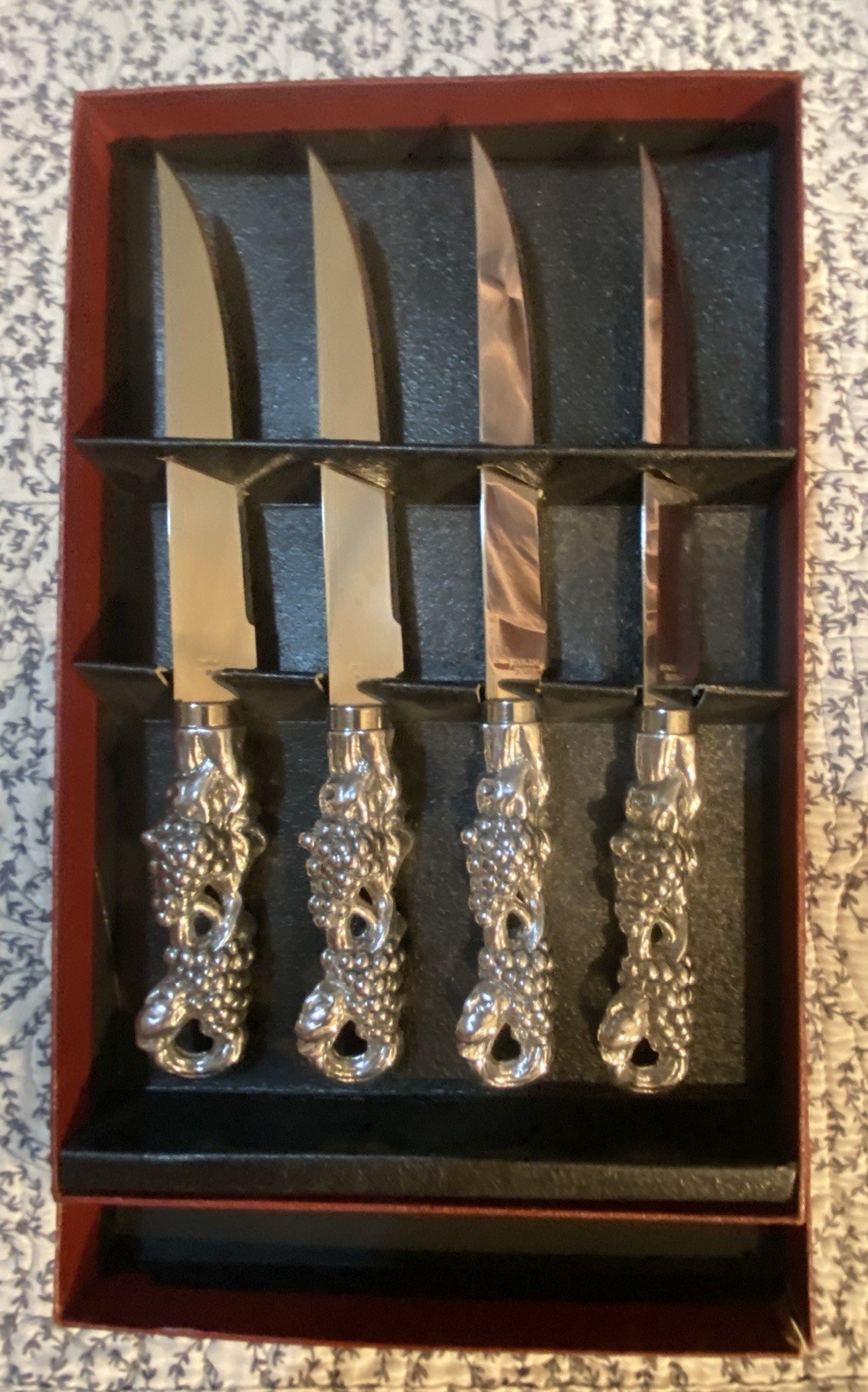 Vintage Arthur Court Grape Pattern Steak Knives - Boxed Set of 4 Vintage Arthur Court Grape Pattern Steak Knives - Boxed Set of 4