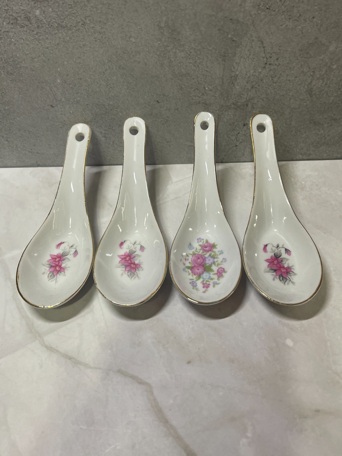 Set Of 4 Vintage Tatung Chinese Porcelain Soup Spoons w/ Pink Flower & Gold Rim Set Of 4 Vintage Tatung Chinese Porcelain Soup Spoons w/ Pink Flower & Gold Rim