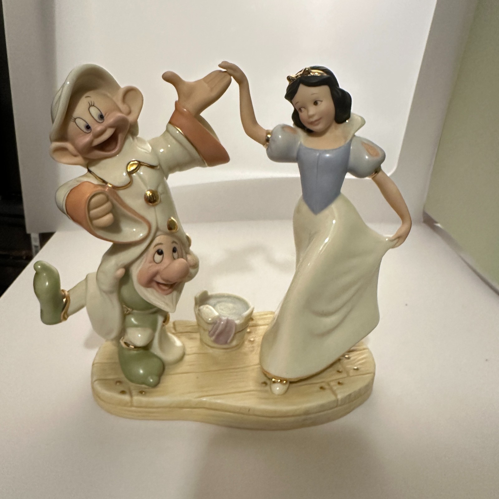 Lenox Disney Showcase Collection - Snow White Lenox Disney Showcase Collection - Snow White
