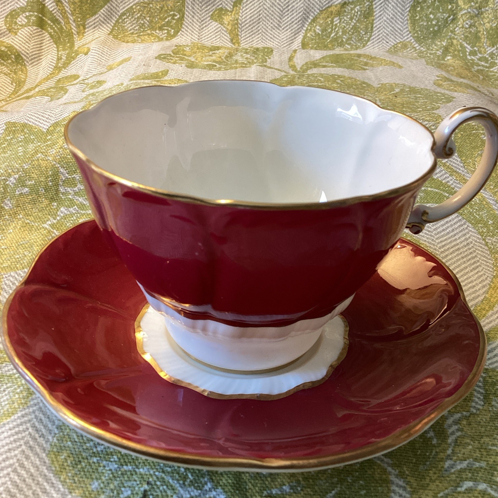 Paragon Fine Bone China Teacup & Saucer Burgundy White Gold Paragon Fine Bone China Teacup & Saucer Burgundy White Gold
