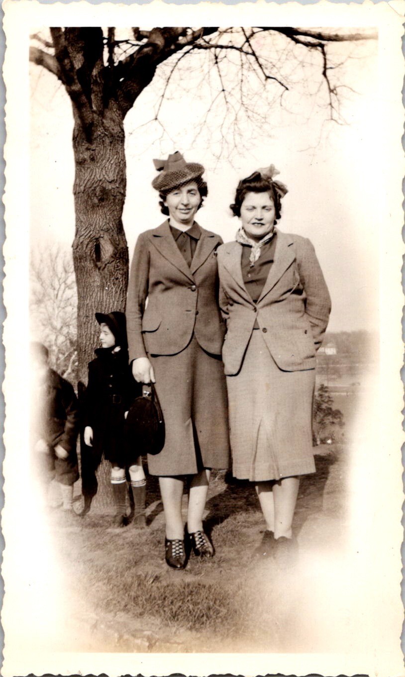 Vintage 1940s Snapshot Photo Two Women Hats Child Tree Outdoor Portrait Vintage 1940s Snapshot Photo Two Women Hats Child Tree Outdoor Portrait