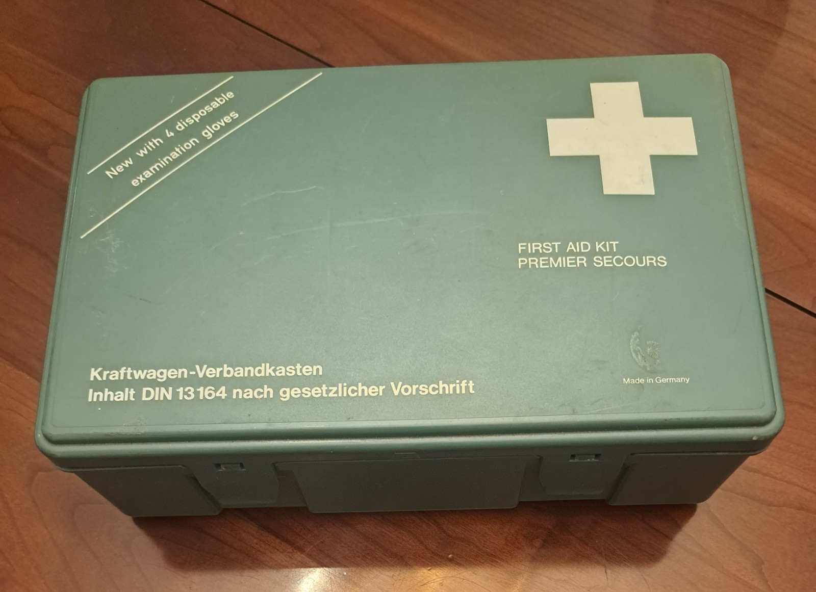 Vintage 1965 Volkswagen Bettle FirstAid Kit, Kraftwagen Verbandkasten Vintage 1965 Volkswagen Bettle FirstAid Kit, Kraftwagen Verbandkasten