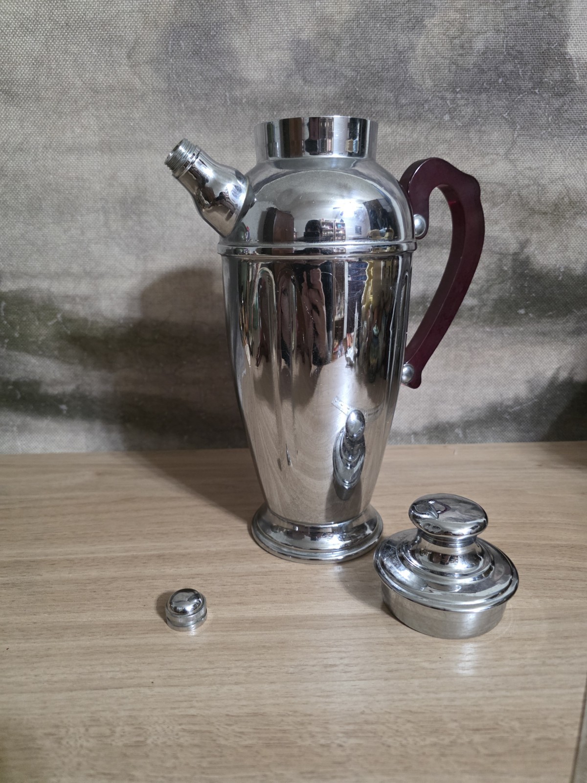 Vintage Art Deco Cromwell Chromium Cocktail Shaker Red Bakelite Handle 1930s Vintage Art Deco Cromwell Chromium Cocktail Shaker Red Bakelite Handle 1930s